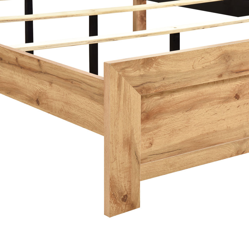 Grand lit avec une finition rustique naturelle, dans une boîte, une tête de lit et des rails, une protection de la surface en stratifié, un lit à panneaux de style chambre à coucher, des éléments de cadre, des égratignures,