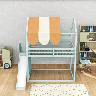 Lit mezzanine double avec auvent, glissade, tablettes, garde-corps et escalier de rangement