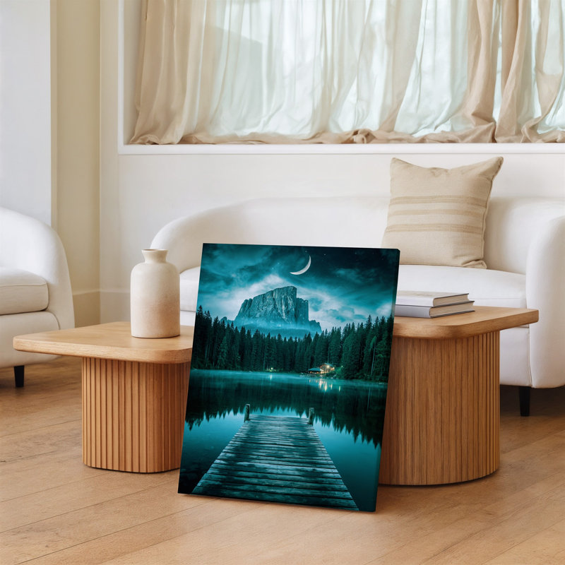 Toile, "Un paysage mystique serein mettant en vedette un lac tranquille reflétant un art mural qui représente une montagne dentelée sous un croissant de lune", art mural