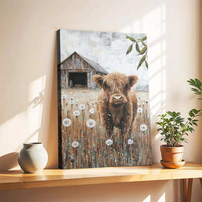 Veau de vache Highland dans un champ de pissenlits avec une vieille grange rustique en arrière-plan. Peinture à l'huile sur toile tendue grand format, idéale pour le salon ou la chambre.