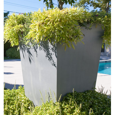 Vrtanes Geo Fiberglass Cachepot