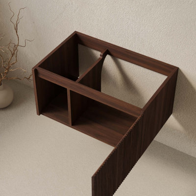 Armoire flottante avec porte rayée et une tablette ouverte, sans lavabo et couvercle, sans couvercle de robinet et d'évier