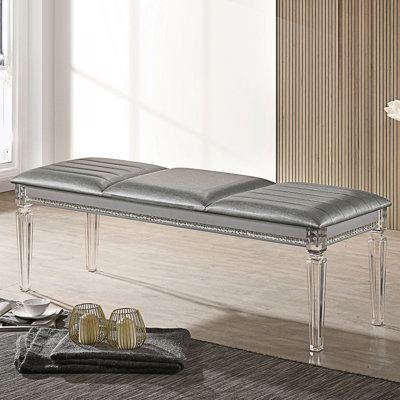 Banc de rangement à l'extrémité du lit
