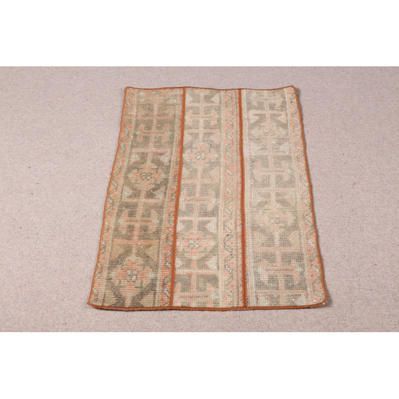 Tapis turc brun fait à la main: idéal pour le bureau de chambre d'enfant et le vestibule avec un design antique naturel