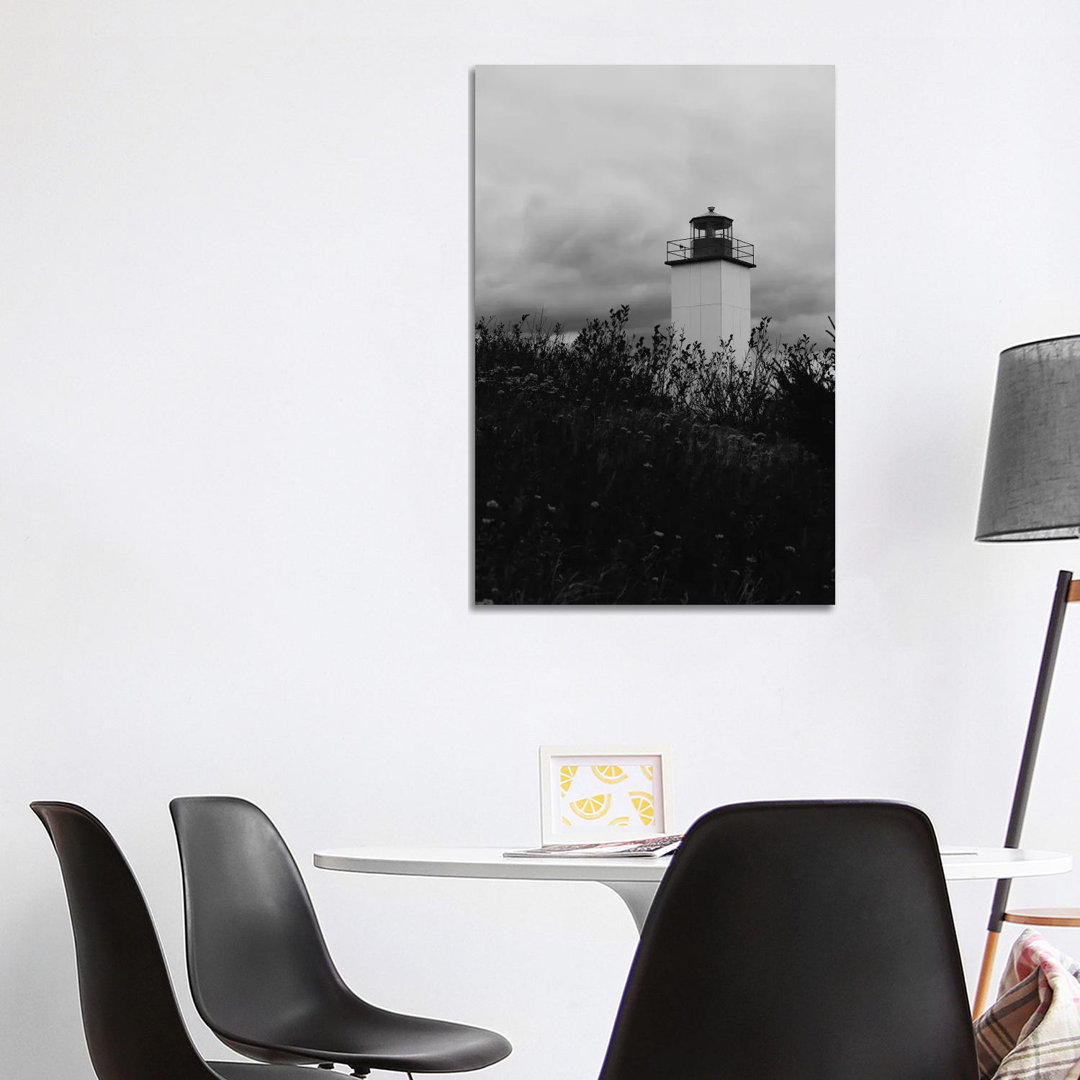 Maritimer Leuchtturm in Schwarz und Weiß von Olivia Joy StClaire - Galerie-verpackte Leinwand Giclée auf Leinwand