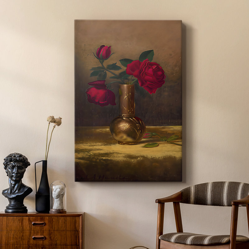 Roses rouges dans un vase japonais sur toile de velours doré - toile tendue par Martin Johnson Heade, 24 po x 36 po