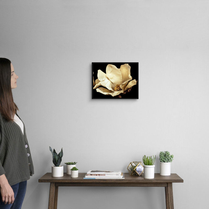 «Buttercream Magnolia I», art mural sur toile, H 14 po x l 11 po x P 1,75 po, Cadre noir