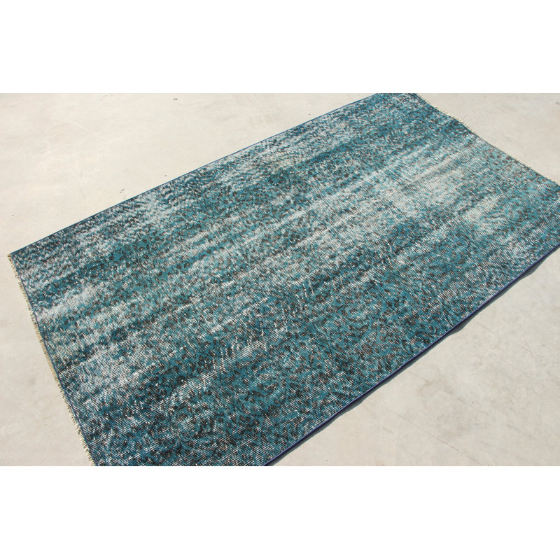 Tapis turc rétro fait à la main sur fond bleu, idéal pour décorer votre maison