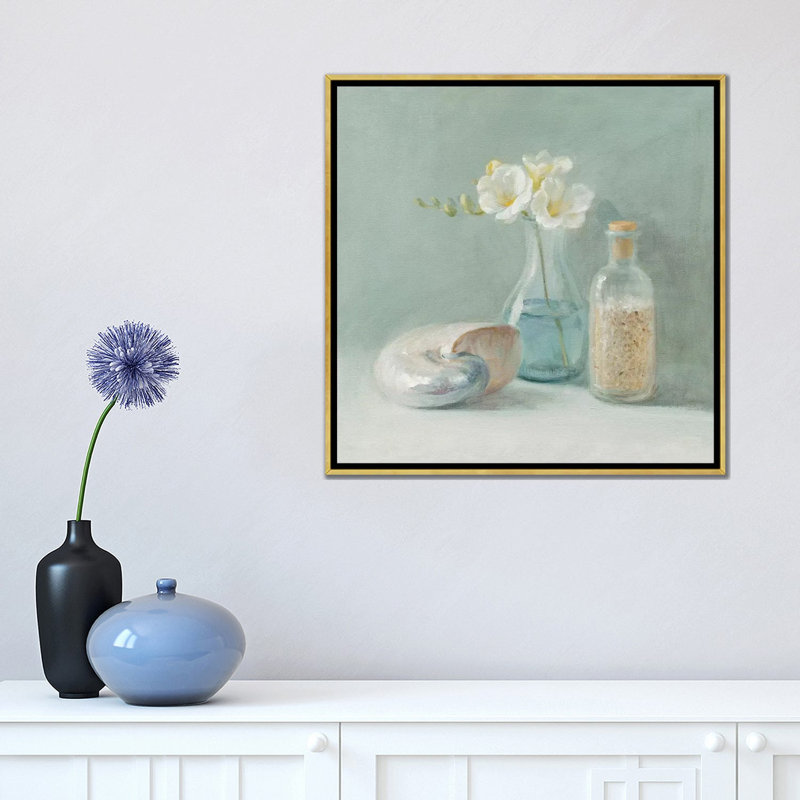 «Freesia Spa» par Danhui Nai - reproduction d'art, H 18 po x l 18 po x 1,5 po, Toile encadrée d'or, Aucun mat