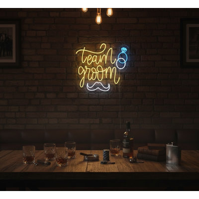  | Enseigne néon Team Groom | Fabriqué avec un tube néon flexible à DEL durable qui émet un éclairage lumineux et uniforme pendant plus de 50 000 heures sans décoloration ni scintillement | 30 x 29 | Jaune et bleu
