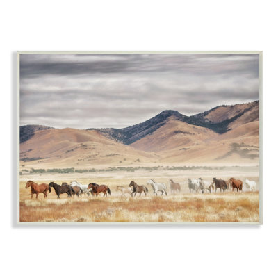 Chevaux sauvages parcourant un paysage occidental, art mural par PH Burchett