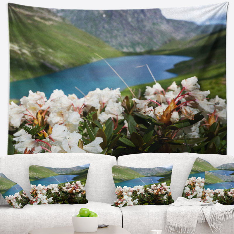 Tapisserie de montagnes lake avec fleurs, H 50 po x l 60 po
