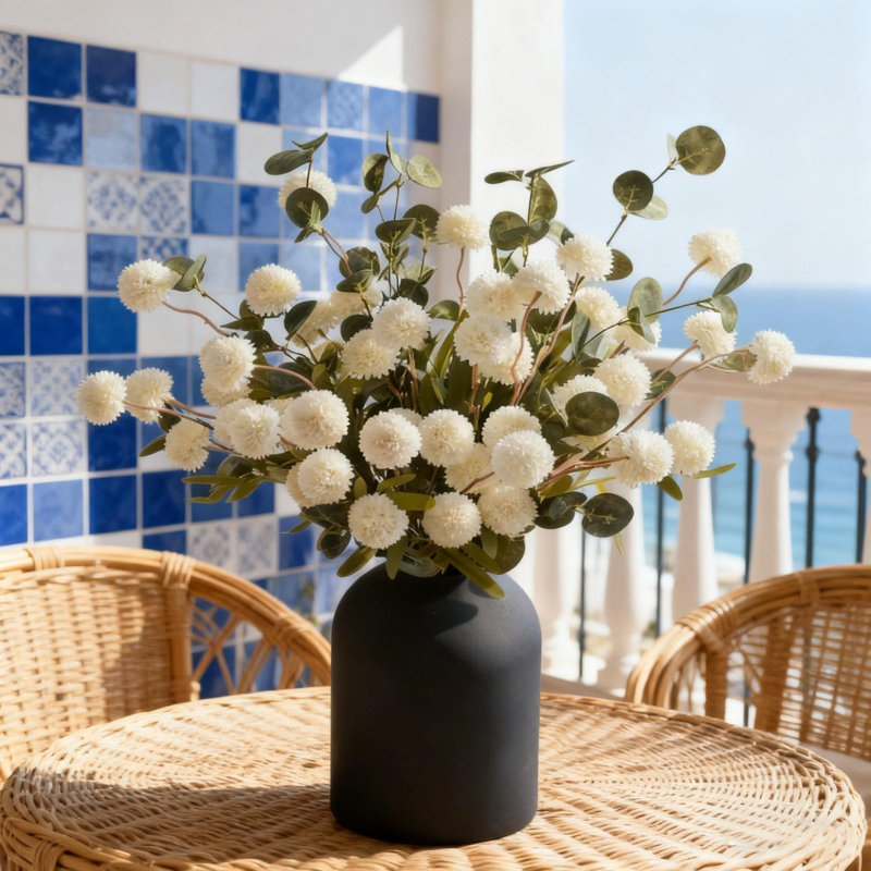 Vase en métal noir mat avec fausses mamans blanches et centre de table en eucalyptus