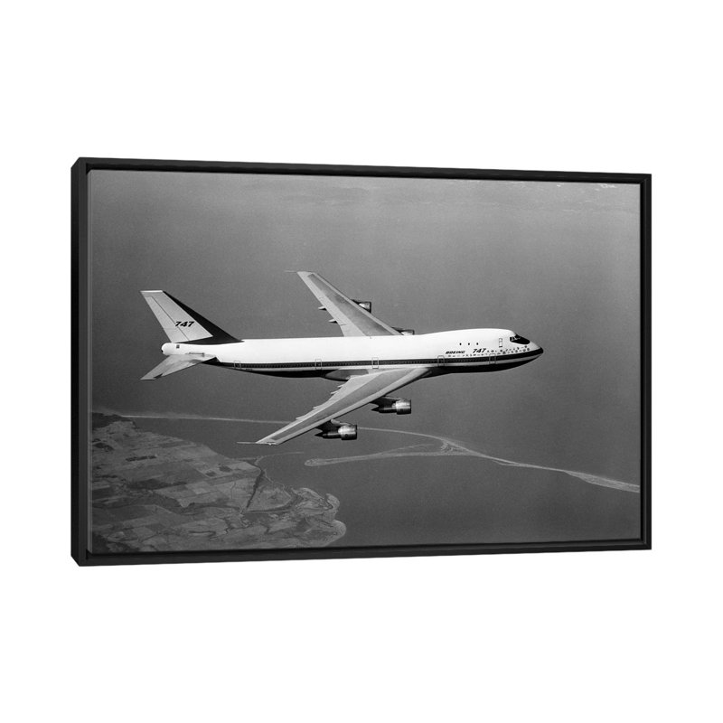 «1960s Boeing 747 in Flight», reproduction de photo sur toile tendue, H 18 po x l 26 po x P 1,5 po, Toile avec cadre noir