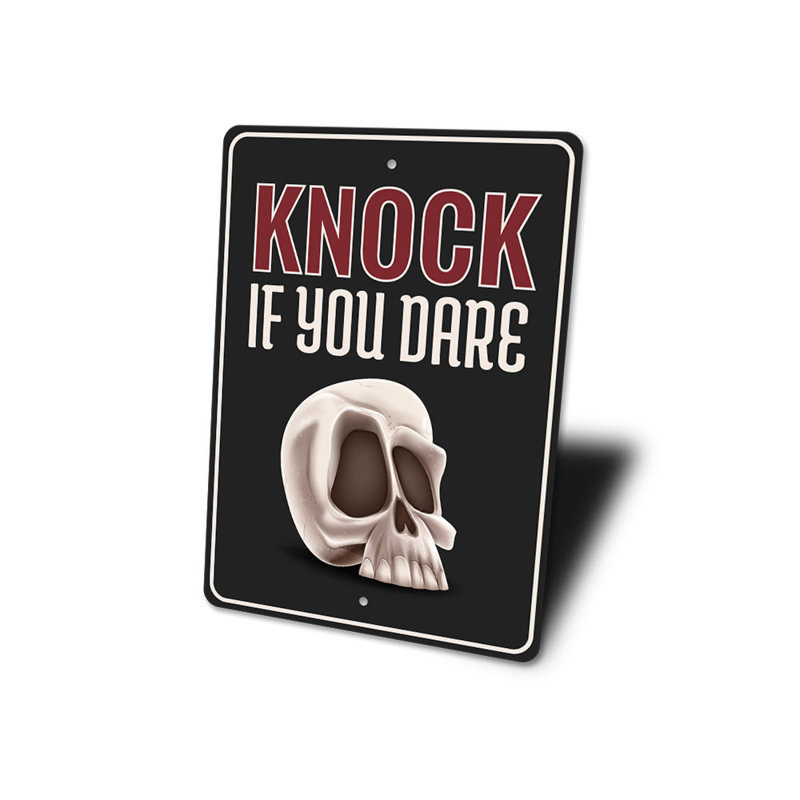 Signe «Knock If You Dare», H 14 po x l 10 po x P 0,04 po