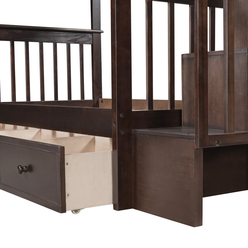 Lit superposé à escalier Twintwin Structure en bois massif. Trois tiroirs pour un rangement supplémentaire. Maximise l'espace chambre ou dortoir. Polyvalent, il peut être divisé en deux lits. Coffre-fort avec garde-corps complet. Pas de ressort