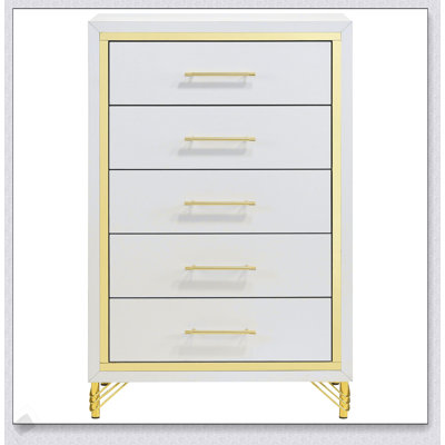 Commode blanche à 5 tiroirs Chesney avec garniture dorée et rangement spacieux, parfaite pour les chambres modernes et élégantes.