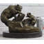 Figurine abdihafide jouant avec son ourson