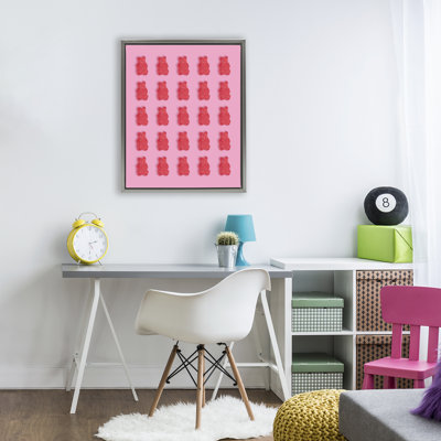 Oursons gommeux rouges sur cadre flottant rose, design par Lish Creative