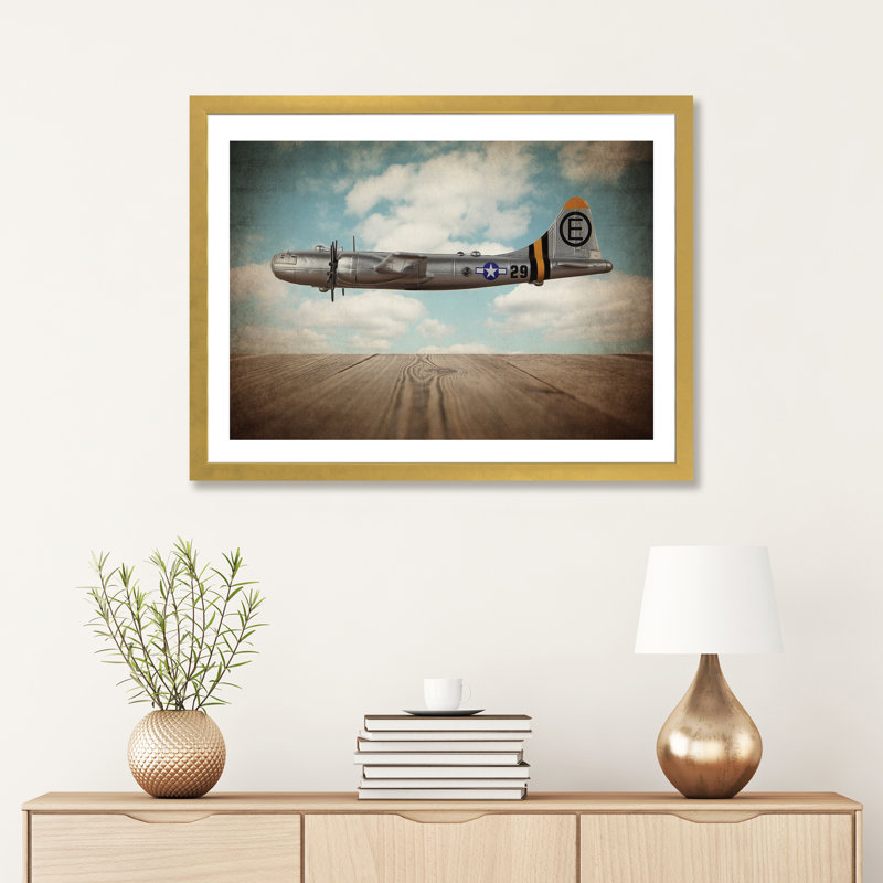 «B29 Super Fortress» par Saint and Sailor Studios - reproduction de photo, H 24 po x l 32 po x P 1 po, Papier encadré doré