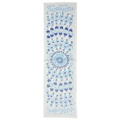 Chemin de table brodé 20 po x 71 po. Suspension murale en coton bleu clair. Décoration murale moderne