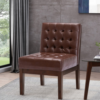 Fauteuil d'appoint moderne avec revêtement lisse et pieds en bois d'hévéa, élégant piètement capitonné brun foncé, très tendance.
