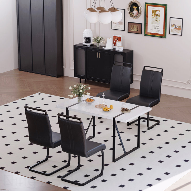 Ensemble de salle à manger 5 pièces de style campagne industrielle: table rectangulaire blanche en MDF de 55 po et 4 chaises sans accoudoirs en polyuréthane, pieds en métal noir