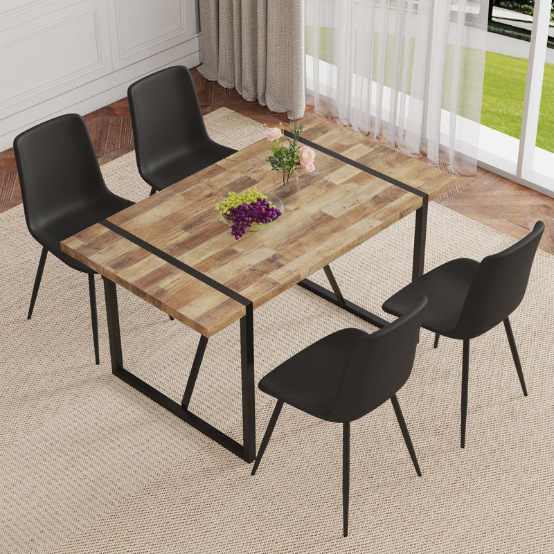 Ensemble de table et de chaises.Une table de salle à manger rectangulaire rétro minimaliste avec un plateau texturé et des pieds en métal.