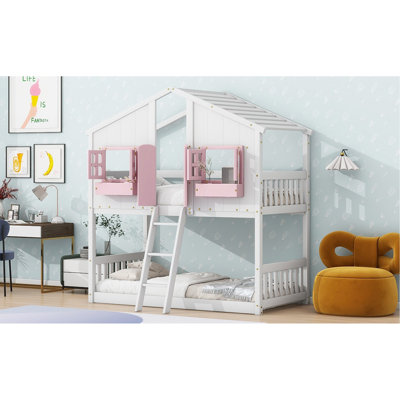 Lit superposé simple au dessus d'un lit simple avec toit, fenêtre, boîte de fenêtre, porte, avec barrières de sécurité et échelle, rose / blanc
