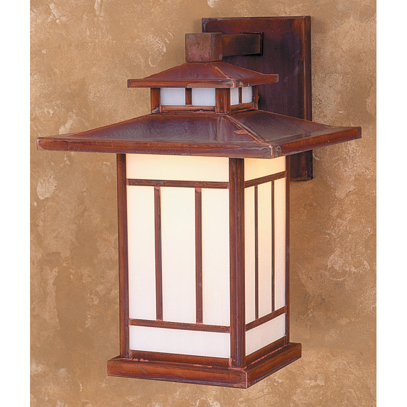 Lanterne murale d'extérieur Ickes, H 13,5 po x l 8,75 po x P 9,5 po, Brun rustique, Blanc opalescent