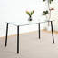 Cuisine moderne avec table et chaises en verre transparent