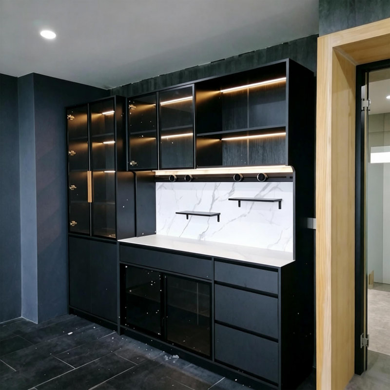 Buffet noir de luxe moderne 55,12 po, comptoir en pierre frittée blanche, lumière DEL intégrée, prise de courant mobile, portes en verre trempé transparent