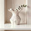 Vase de table blanc en céramique-553642939