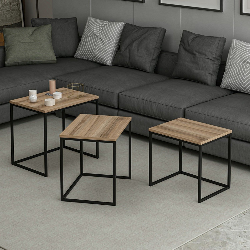 Ensemble de 3 tables gigognes modernes, finition noyer, 21,7 po x 19,7 po x 15,7 po | Panneau de particules enduit 100% mélamine, structure en métal | Élégant et élégant pour le salon, le bureau et les espaces d'étude, design durable et fonctionnel