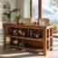 Table de bar haute de 160 cm en bois massif, style ferme, avec 2 étagères de rangement ouvertes, coin boissons rustique pour bar à domicile et réceptions.