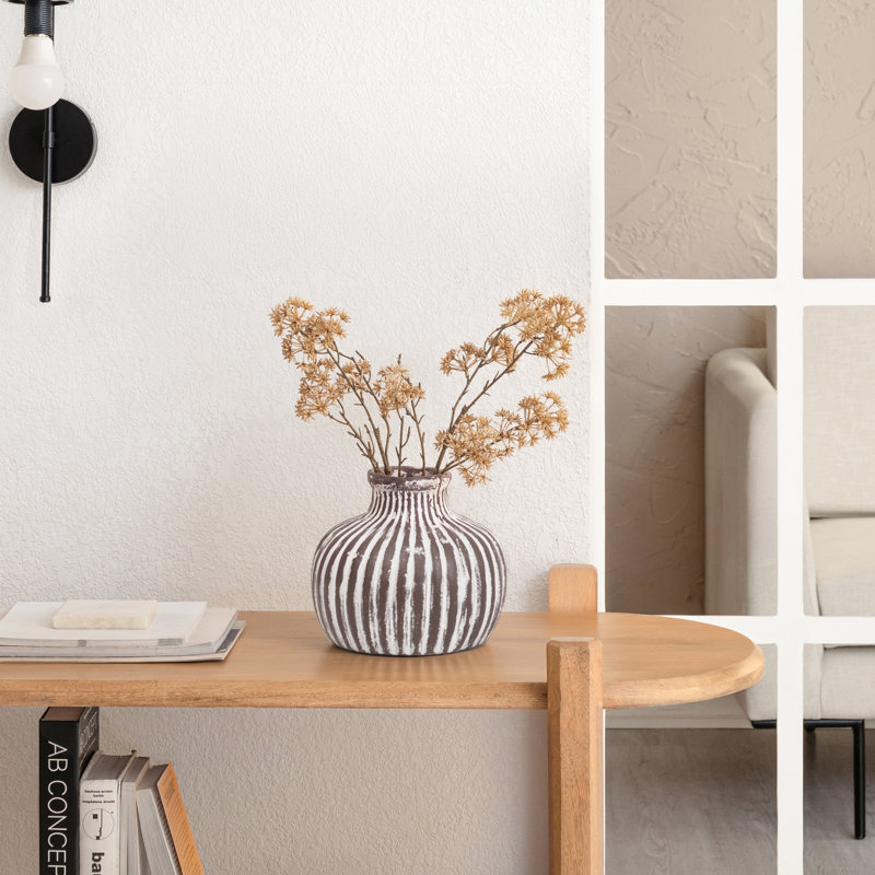 Vase en terre cuite fait à la main avec forme arrondie et détails côtelés, Brun foncé / blanc