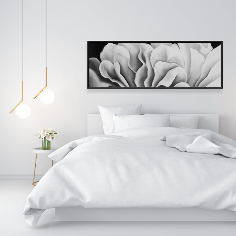 «Beautiful Black and White Flower» sur toile