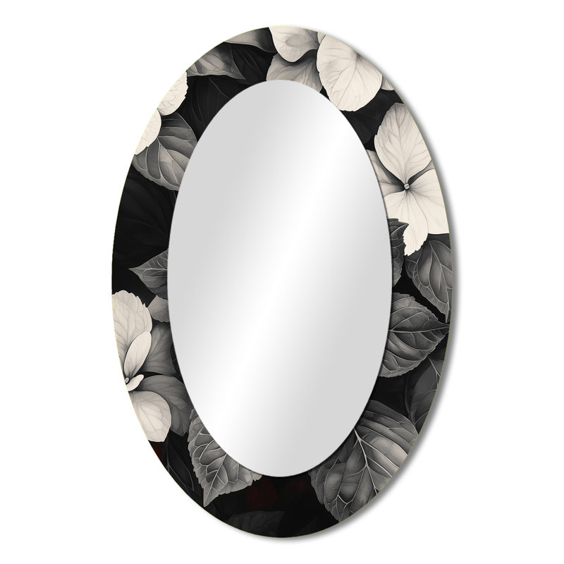 Hortensias monochromes avec accent de pétales rouges II - Miroir décoratif floral ovale sur métal, 36 po x 24 po