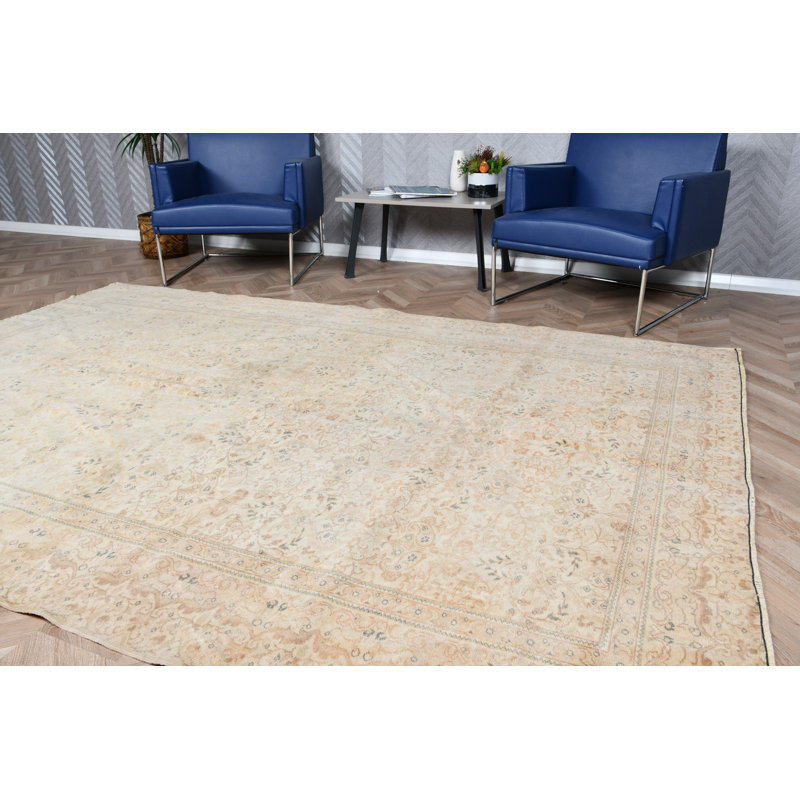 Tapis turc beige et doré fait à la main avec un motif floral subtil pour une décoration intérieure élégante