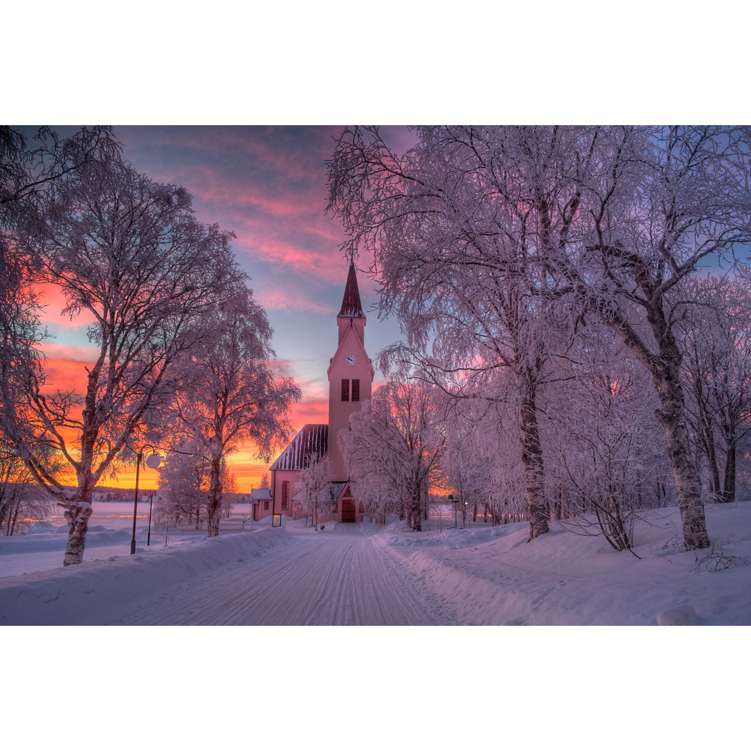 Kirche in Arjeplog von Wild-Places - Druck ohne Rahmen auf Leinwand