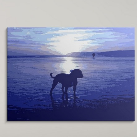 «Staffordshire Bull Terrier on Beach» par Francy, impression d'art graphique en bleu, H 26 po x l 36 po x P 1,5 po, Toile