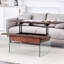 Table basse à plateau relevable avec décoration en grain de bois foncé, pieds stables et application polyvalente