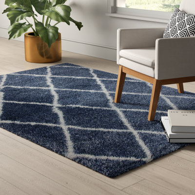 Tapis bleu à motif géométrique à treillis