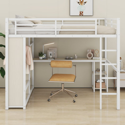 Structure de lit mezzanine avec garde-robe intégrée, bureau et tablettes de rangement
