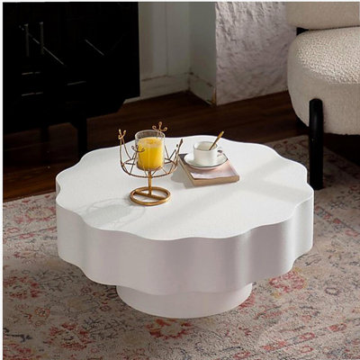 Table basse festonnée blanche: forme unique à bord ondulé, pièce centrale élégante pour les espaces élégants.