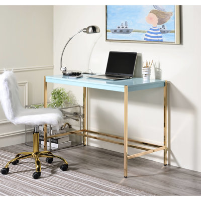 Bureau d'écriture moderne et bleu avec prise pour installation moderne