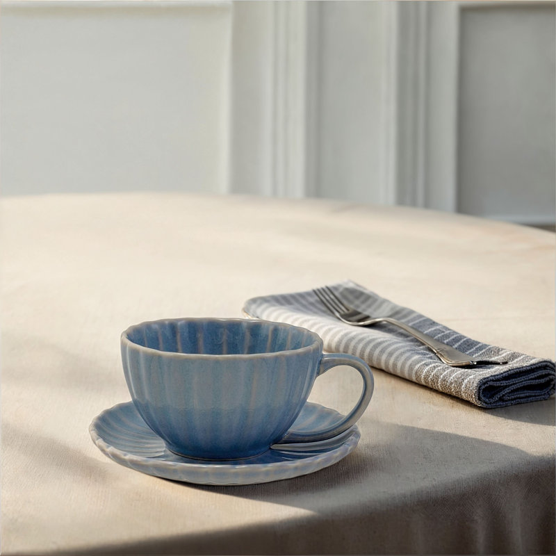 Tasse en grès nervuré avec soucoupe en glacis réactif, Bleu clair
