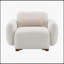 Le fauteuil d'appoint beige Darius avec 1 coussin décoratif combine style moderne, confort et durabilité pour tout espace de vie.