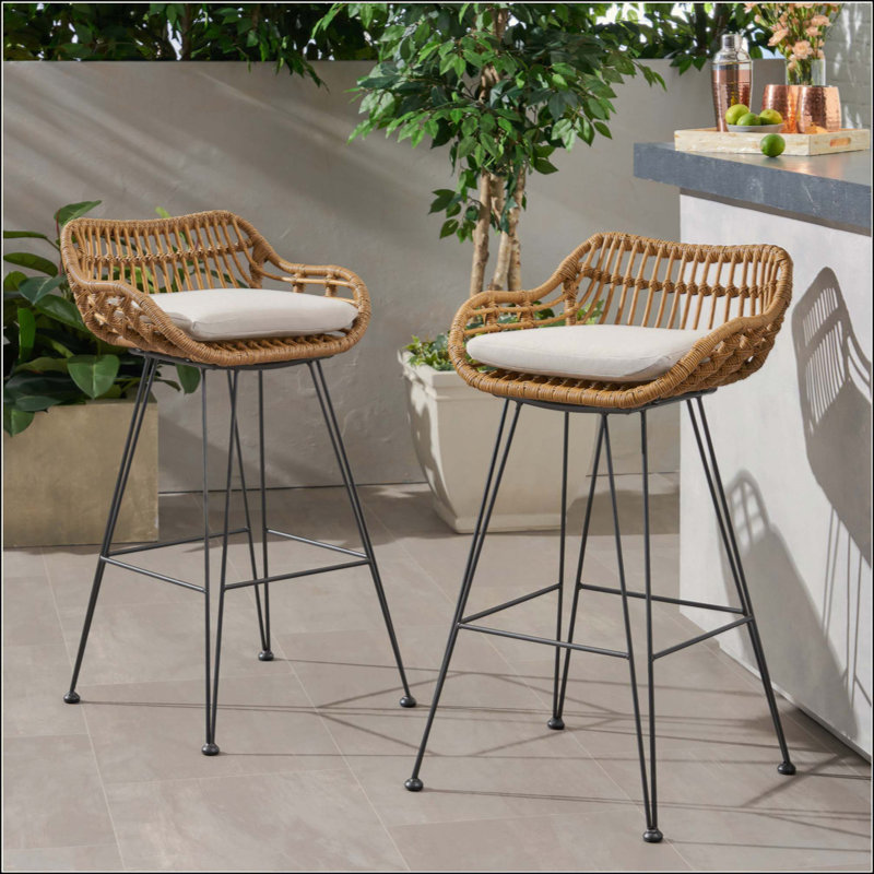 Élégants tabourets de bar d'extérieur en osier avec coussins confortables, idéaux pour les décors de patio et de bistro modernes