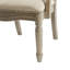 Élégante chaise d'appoint en bouleau sculptée à la main avec une finition récupérée pour le confort d'un salon moderne